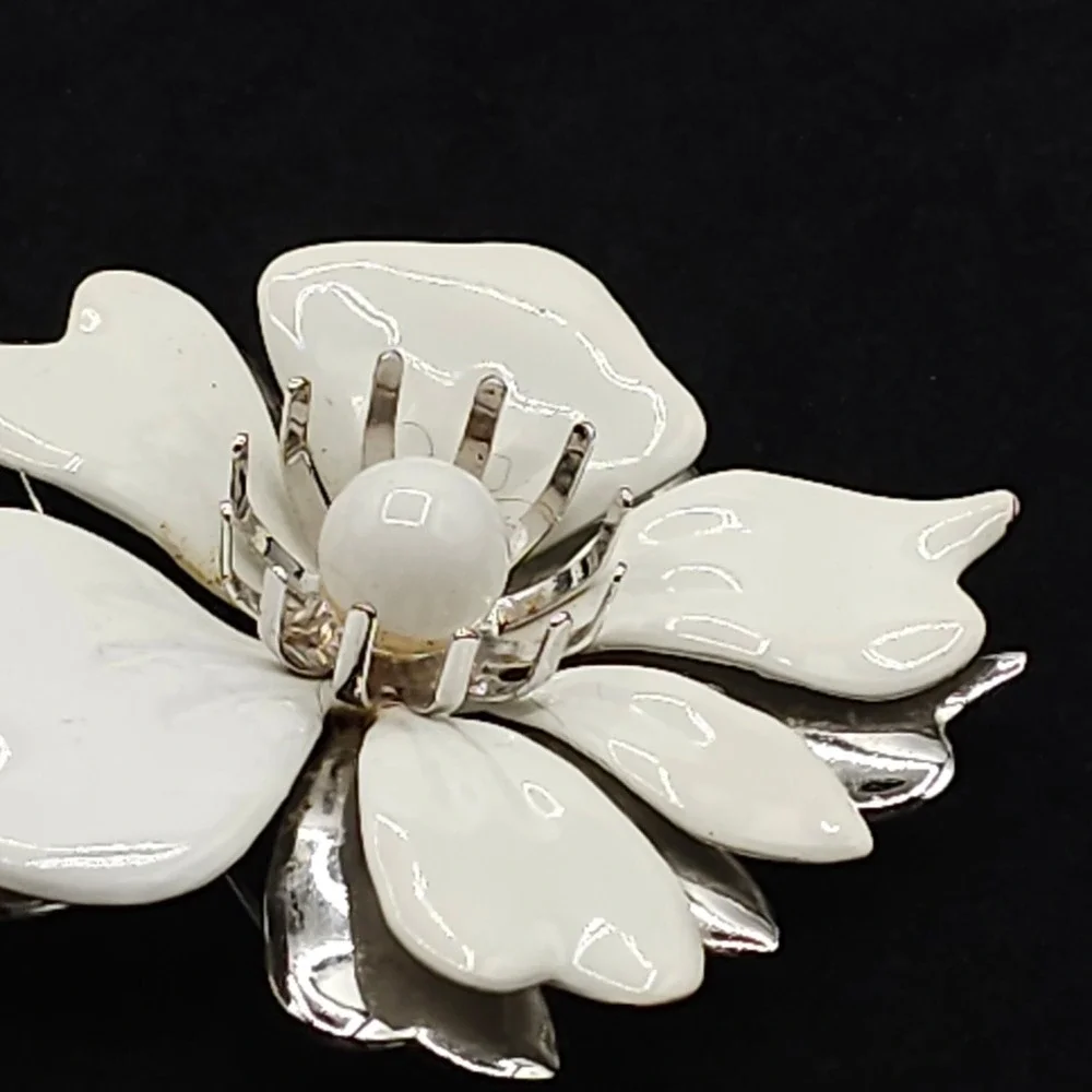 Vintage Sarah Coventry White Enamel Floral Brooch Silver Tone Dimensional‎ Pin